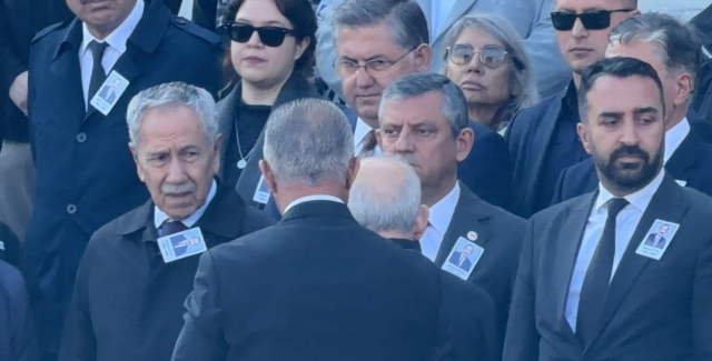 Kılıçdaroğlu ve Özel yine cenazede buluştu
