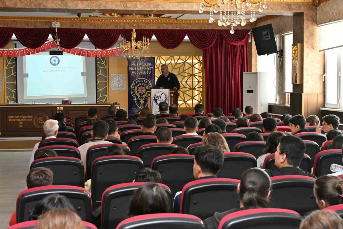 Kilis İl Emniyet Müdürü Bağrıaçık, öğrencilere dijital ortam uyarısında bulundu