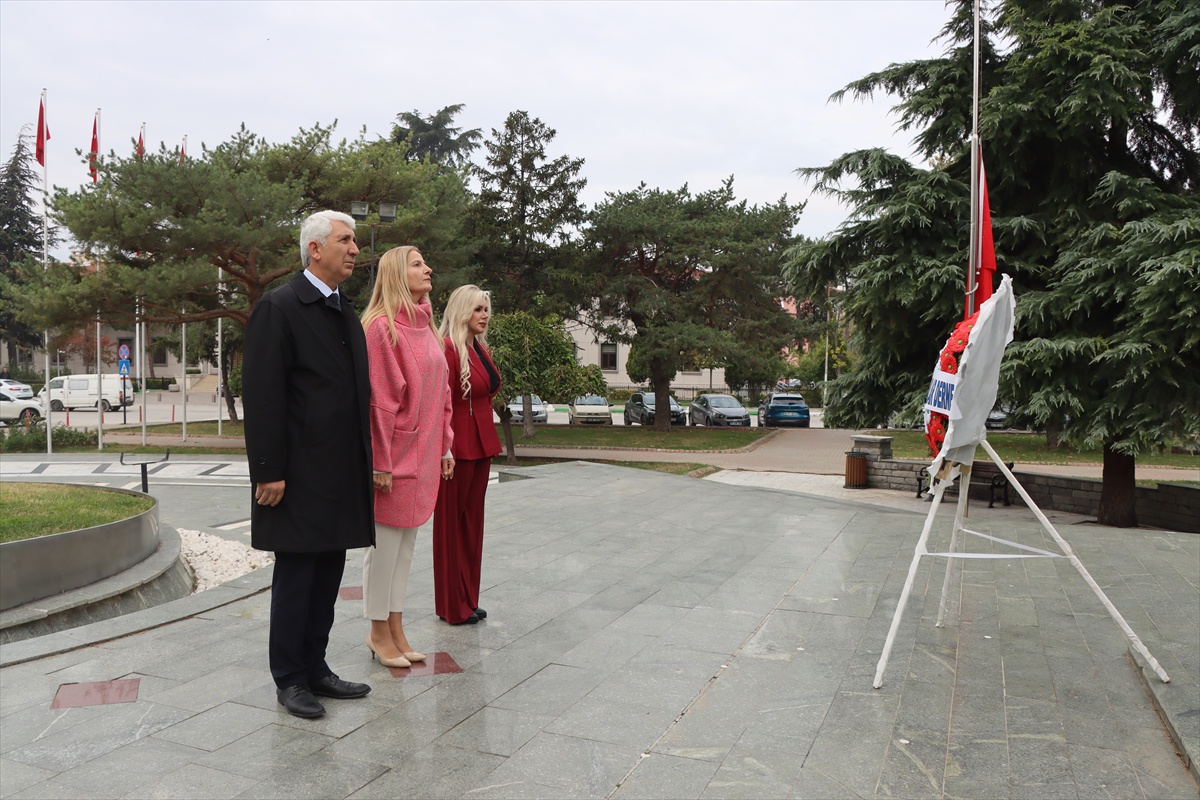 Kırklareli\'nde Muhtarlar Günü törenle kutlandı, iki dernek temsilcisi çelenk sundu
