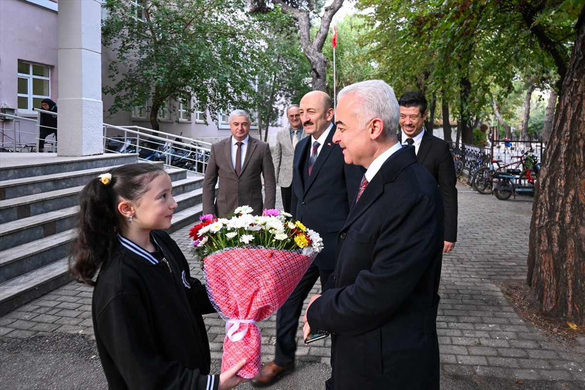 Kırklareli Valisi Turan, Anadolu İmam Hatip\'te törene katılıp öğretmenlerle buluştu