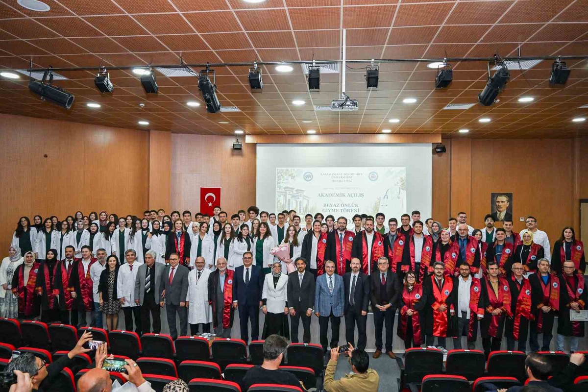 KMÜ Tıp Fakültesi\'nde geleceğin hekimleri beyaz önlüklerini törenle giydi