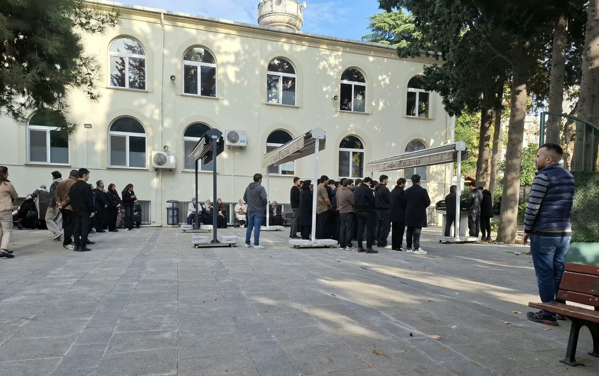 Konserde fenalaşıp hayatını kaybeden Ramazanoğlu Sahrayıcedid\'de defnedildi
