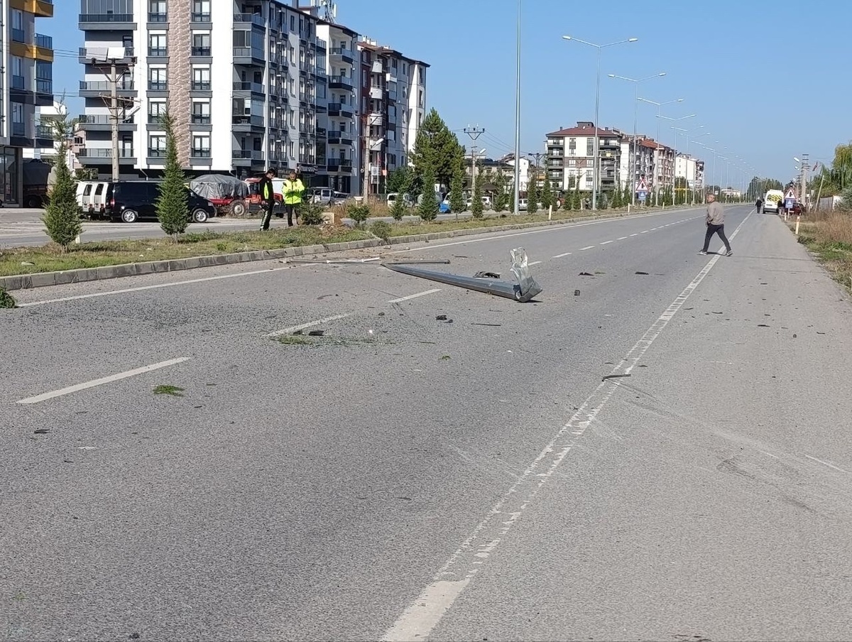Konya Beyşehir\'de kontrolden çıkan otomobil tarlaya devrildi, sürücü yaralandı