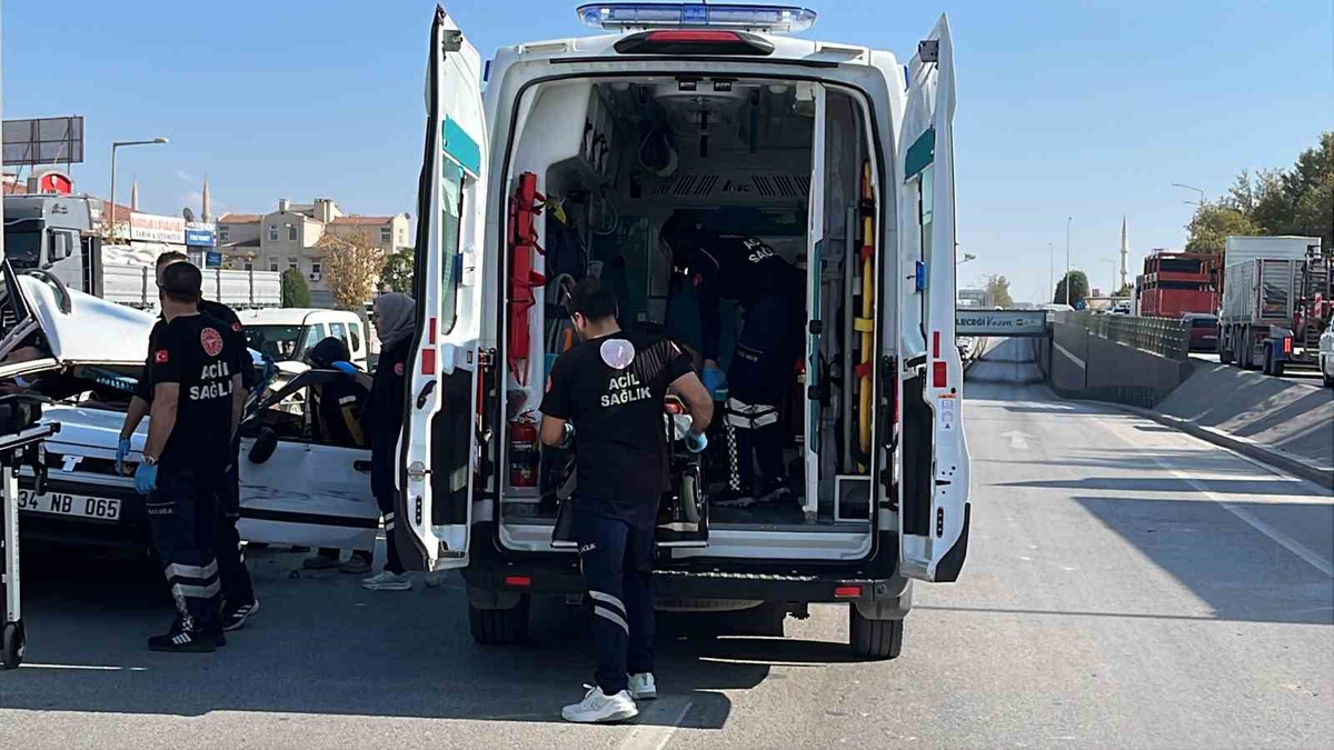 Konya Karatay\'da kontrolden çıkan Tofaş refüje çarptı, 4 kişi yaralandı