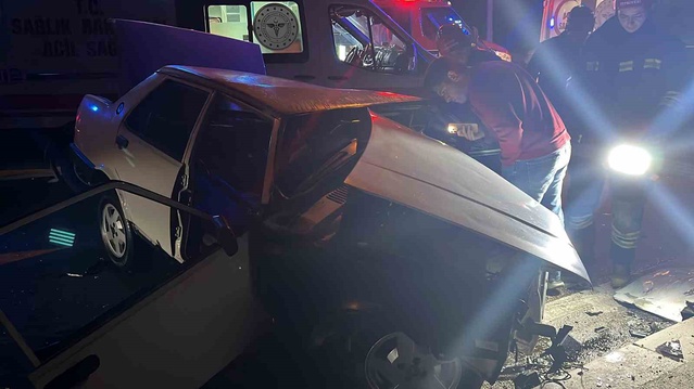 Konya Meram'da iki otomobil çarpıştı, 5 kişi yaralandı, sıkışanları itfaiye kurtardı