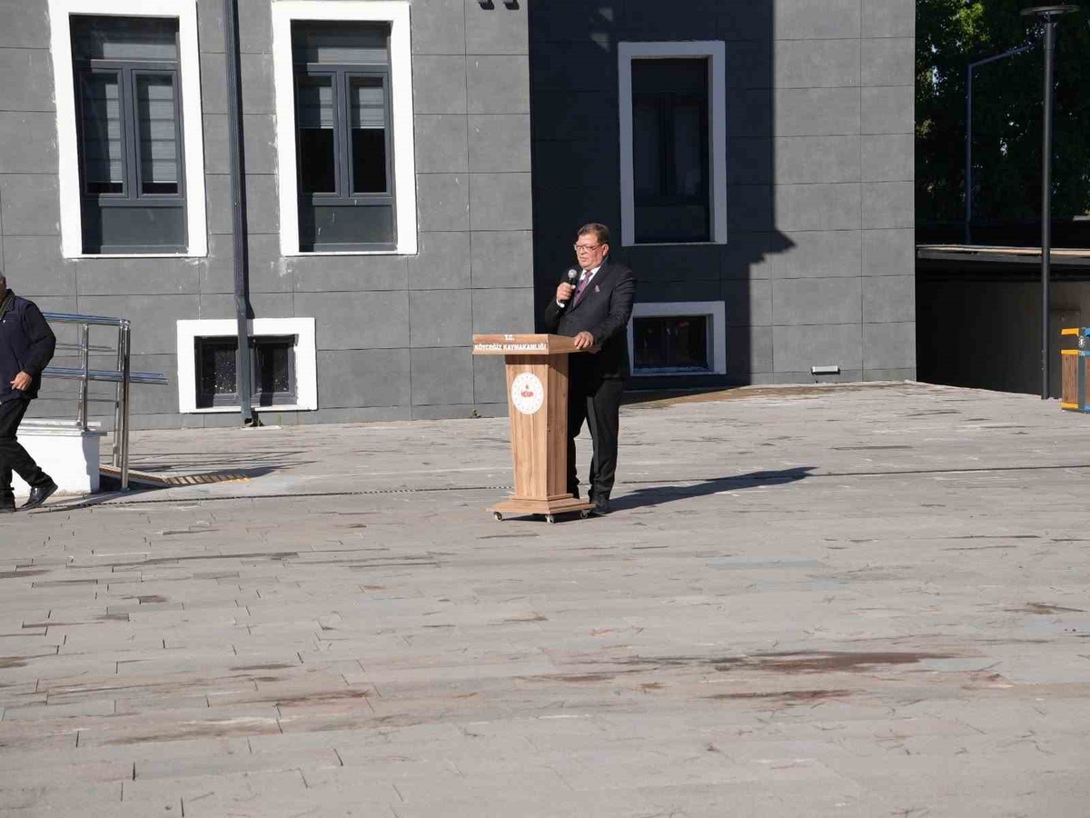 Muğla Köyceğiz\'de Muhtarlar Günü töreninde Atatürk büstüne çelenk sunuldu