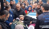 Ambulansla getirilen anne, 5 yaşındaki kızının tabutu başında gözyaşlarına boğuldu
