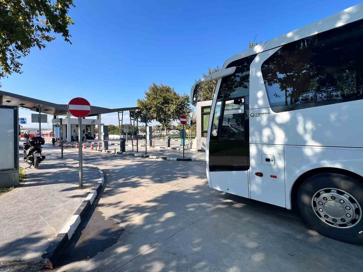 Manisa Otogarı\'nda eski işletmeciler ana giriş kapısını 4 saat otobüslerle kapattı