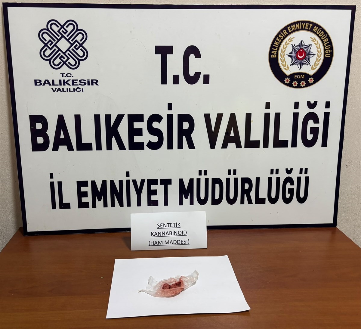 Balıkesir Manyas\'ta 8,32 gram bonzai ham maddesi ele geçirildi, 2 şüpheli gözaltında.