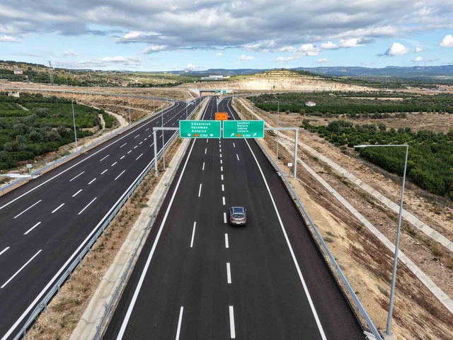 Mersin'de 52 kilometrelik Çeşmeli-Kızkalesi kesimi açıldı, ulaşım 18 dakikaya inecek