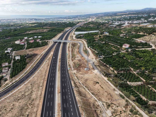 Mersin'de 52 kilometrelik Çeşmeli-Kızkalesi kesimi açıldı, ulaşım 18 dakikaya inecek