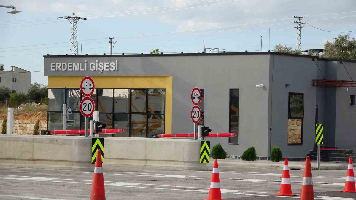 Mersin\'de 52 kilometrelik Çeşmeli-Kızkalesi kesimi açıldı, ulaşım 18 dakikaya inecek
