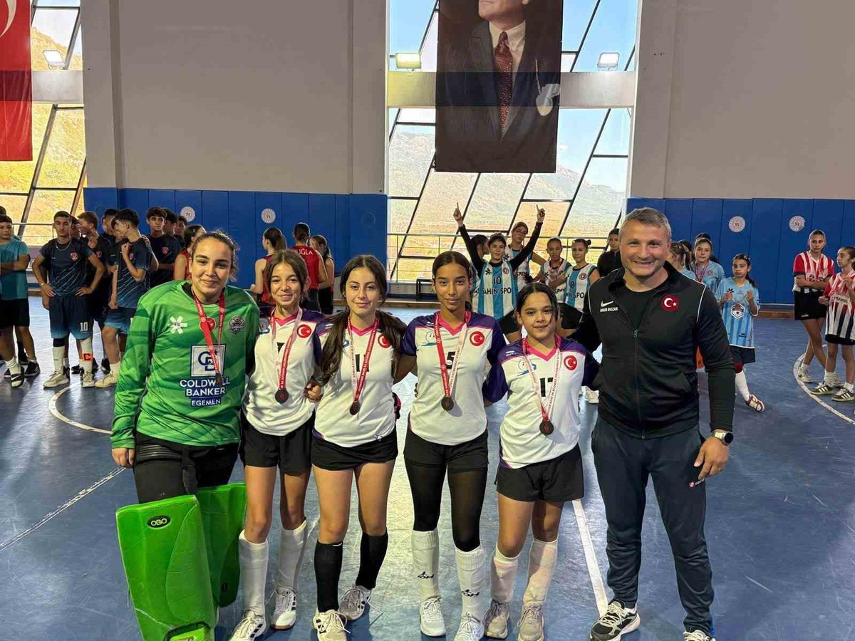 Muğla\'da hokey turnuvasında 9 takım Cumhuriyet coşkusunu sahaya taşıdı