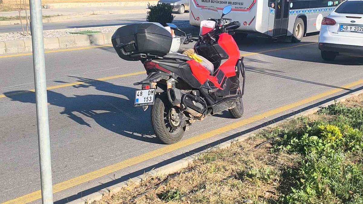 Muğla Menteşe\'de motosiklet ile otomobil çarpıştı, 1 kişi yaralandı.