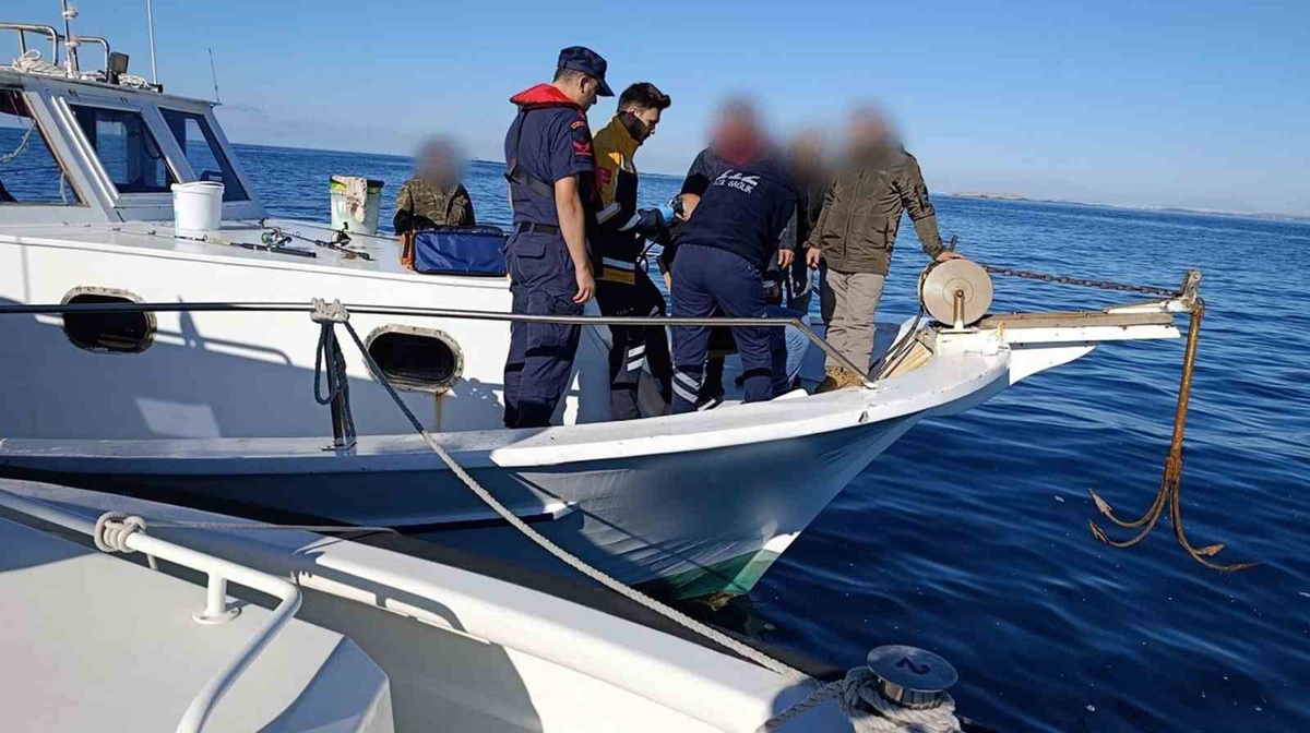 Sahil Güvenlik Muğla Milas\'ta rahatsızlanan vatandaşı 112 ekibine teslim etti