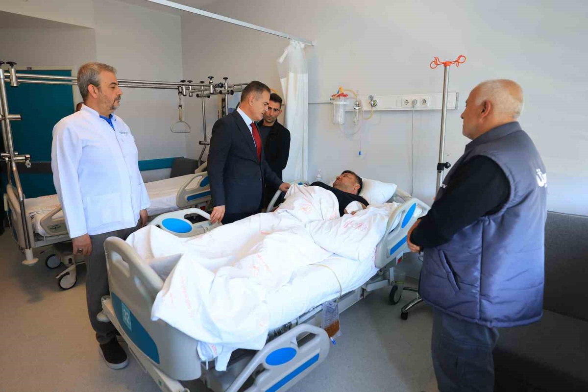 Menteşe\'de kazada yaralanan muhtarı Muğla Valisi Akbıyık hastanede ziyaret etti