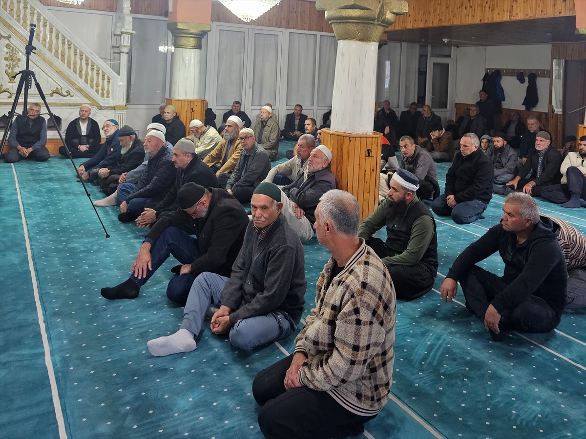 Niğde Bor\'da İlçe Müftülüğünün sabah namazı buluşmasında gençler aileleriyle buluştu