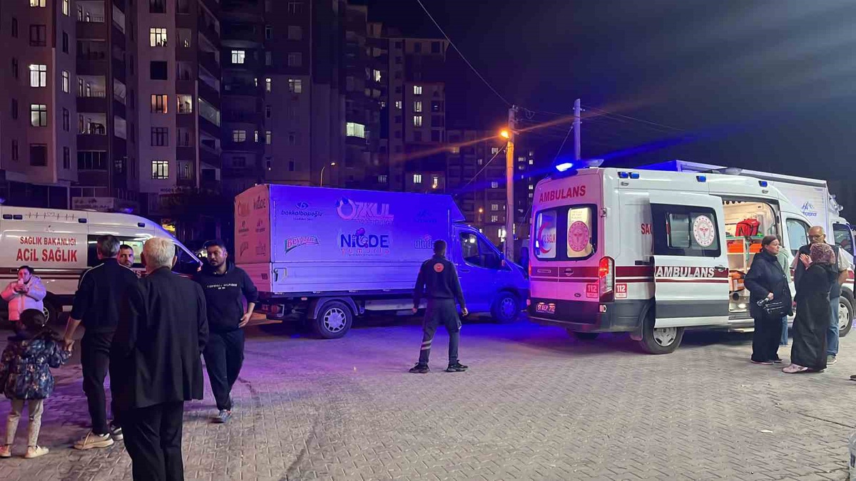 Niğde\'de 9 katlı binanın en üst katındaki yangında 5 kişi hastaneye kaldırıldı