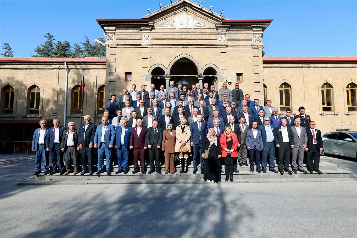 Niğde Valisi Akmeşe, Öğretmenevi\'nde düzenlenen Muhtarlar Günü programına katıldı