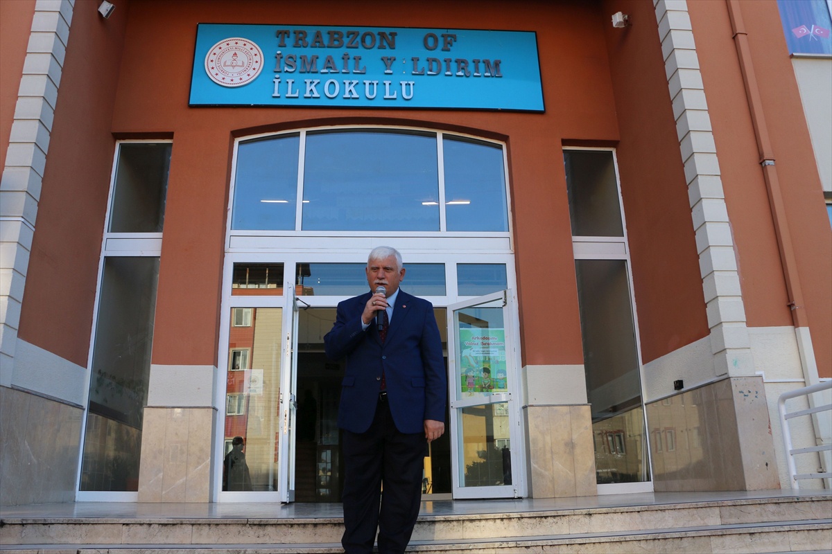 Of\'ta Milli Eğitim Müdürü Kabahasanoğlu, öğrencilerle İstiklal Marşı\'nı okudu