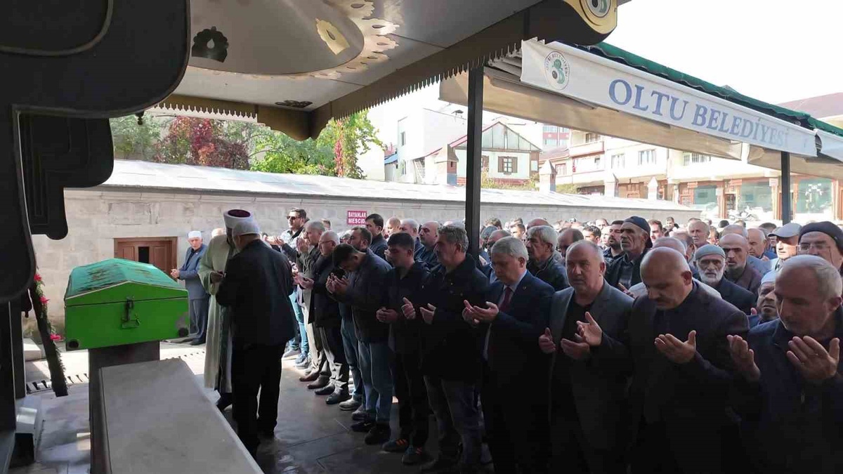 Oltu\'da binlerce öğrenci yetiştiren öğretmen Ruhi Akpınar (66) toprağa verildi