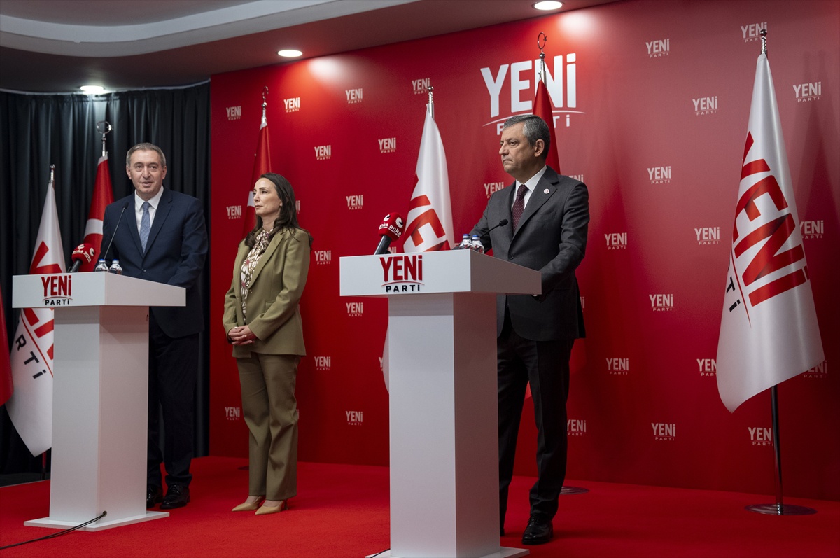 Özgür Özel, DEM Parti eş başkanlarıyla barış sürecinde herkesin kazanacağını söyledi