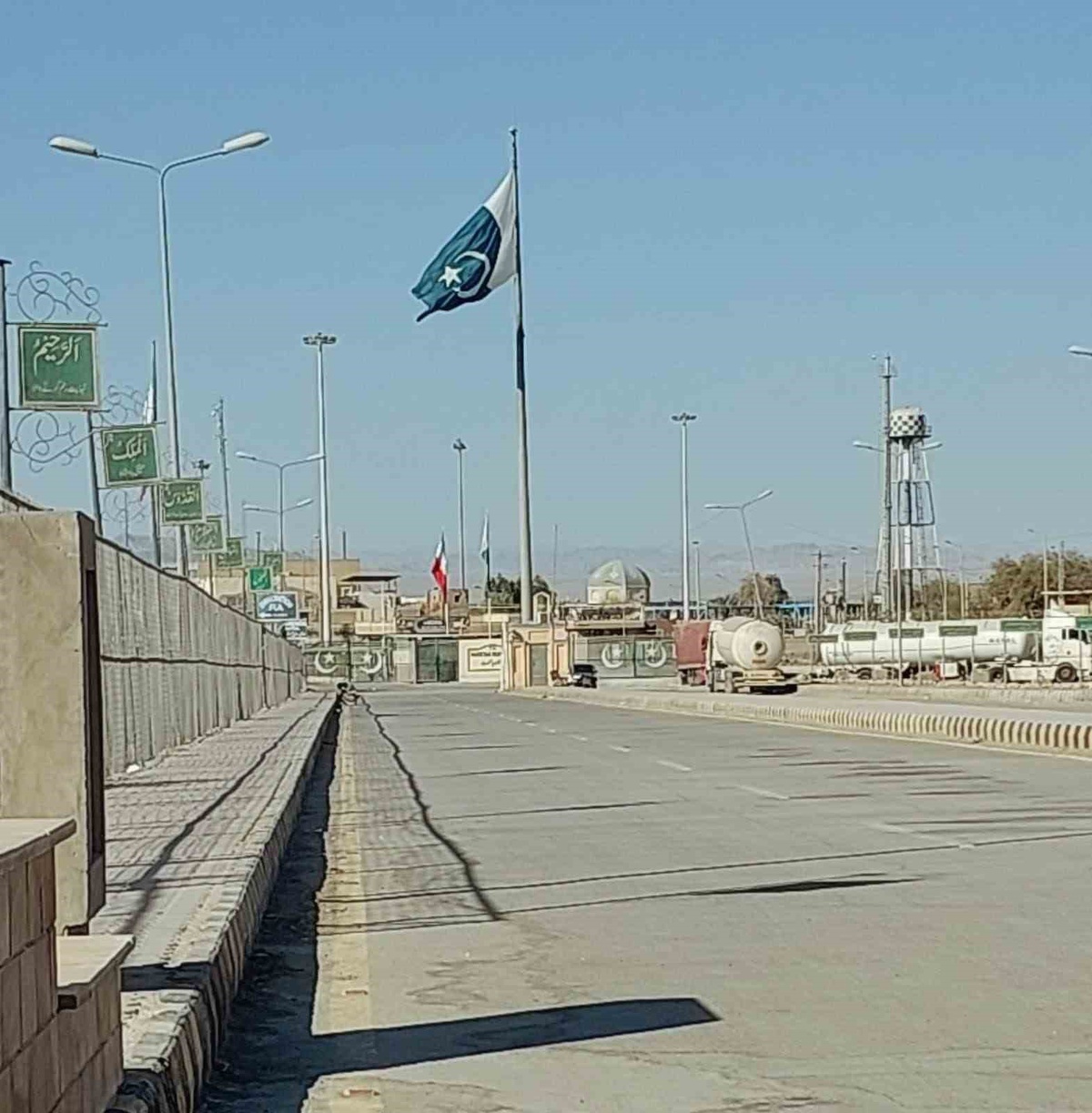 Pakistan\'ın İran sınırında ticaret durdu, binlerce tır Belucistan\'da mahsur kaldı