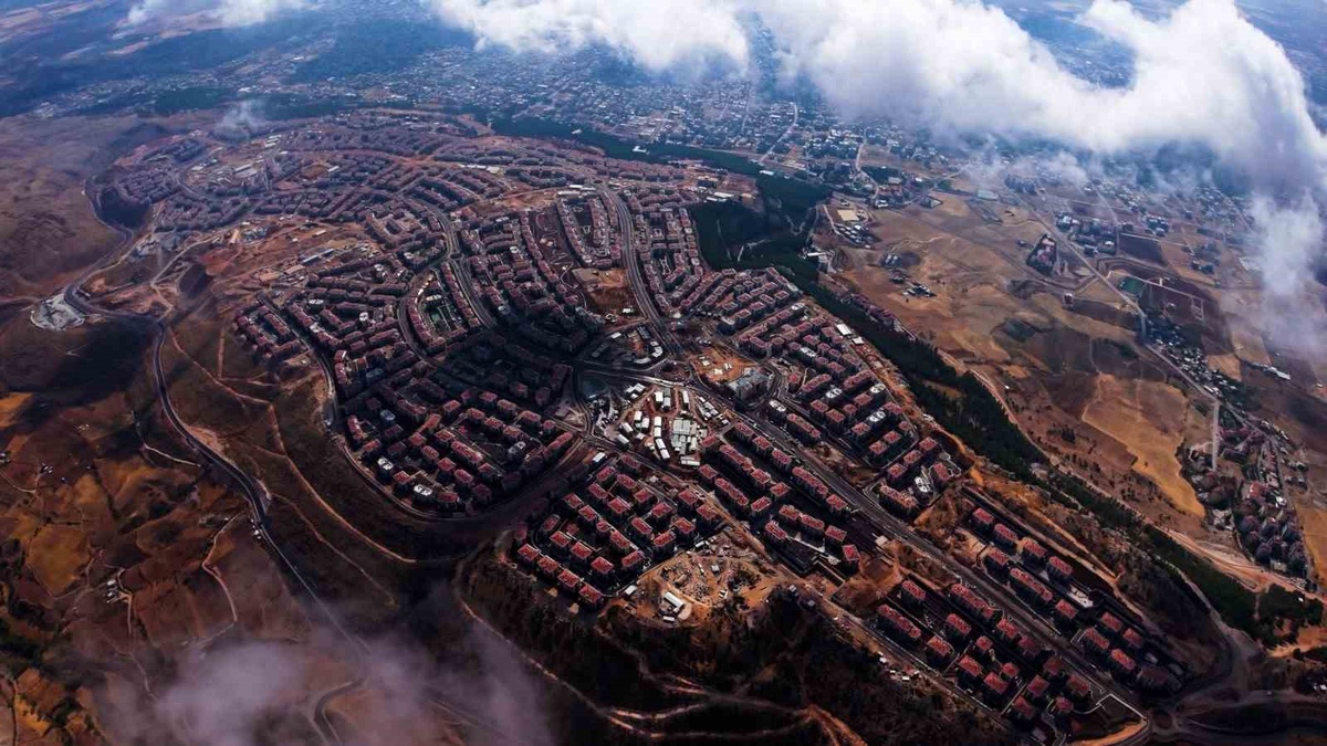 KP.ru, Türkiye\'nin deprem inşasını 3 bin 481 şantiye üzerinden manşete taşıdı