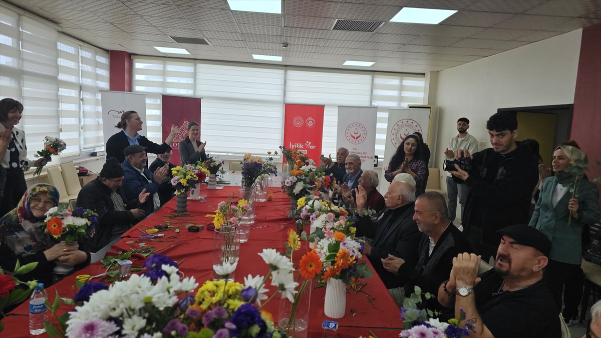 Samsun Atakum\'da huzurevi sakinleri çiçek terapisiyle el becerilerini geliştirdi
