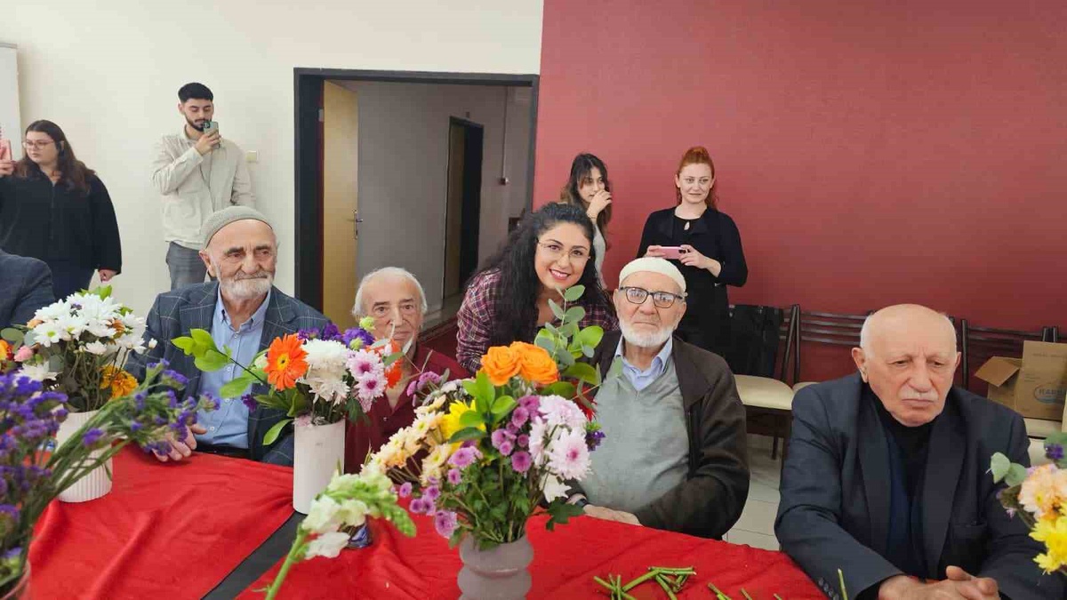 Samsun\'da huzurevi sakinleri çiçeklerle aranjman hazırlayarak keyifli vakit geçirdi