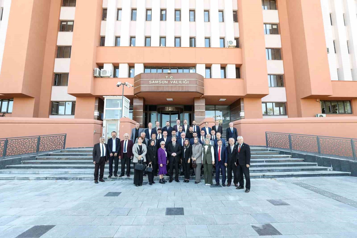 Samsun Valisi Orhan Tavlı, Muhtarlar Günü\'nde muhtarlarla buluştu.
