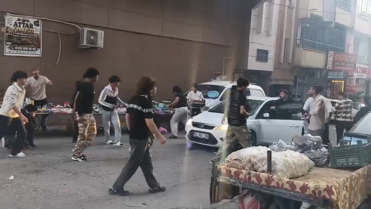 Şanlıurfa\'da pazar yerinde çıkan sopalı bıçaklı kavgada 3 kişi yaralandı
