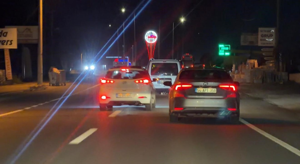 Sapanca\'da Hyundai sürücüsünün emniyet şeridi manevrası kameraya yansıdı