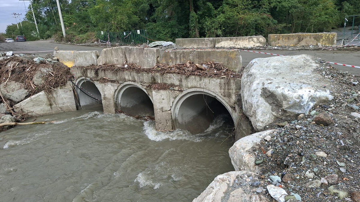 Sapanca\'da selde hasar gören Yanık Köprüsü\'ne alternatif yol küçük araçlara açıldı