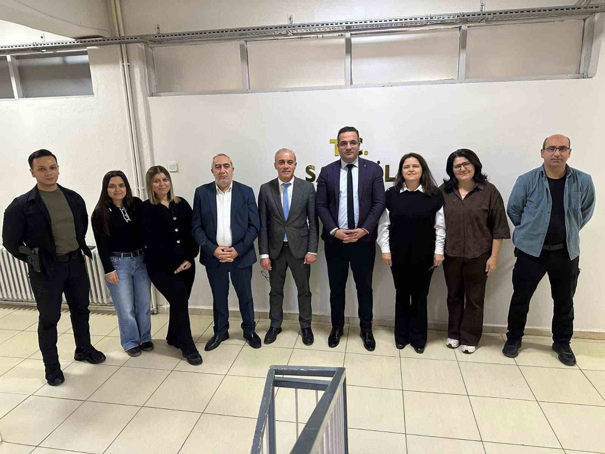 Sarıgöl\'den Turgutlu\'ya atanan Yazı İşleri Müdürü Özder\'e Başarı Belgesi verildi