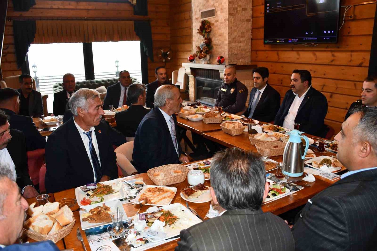 Sarıkamış Kaymakamı Aslantatar, Muhtarlar Günü programında muhtarlarla görüştü