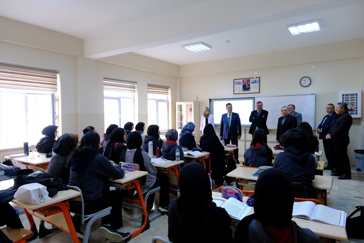 SCÜ Rektörü Şengönül, İmam Hatipliler Haftası\'nda Sivas\'ta mezun olduğu liseye döndü