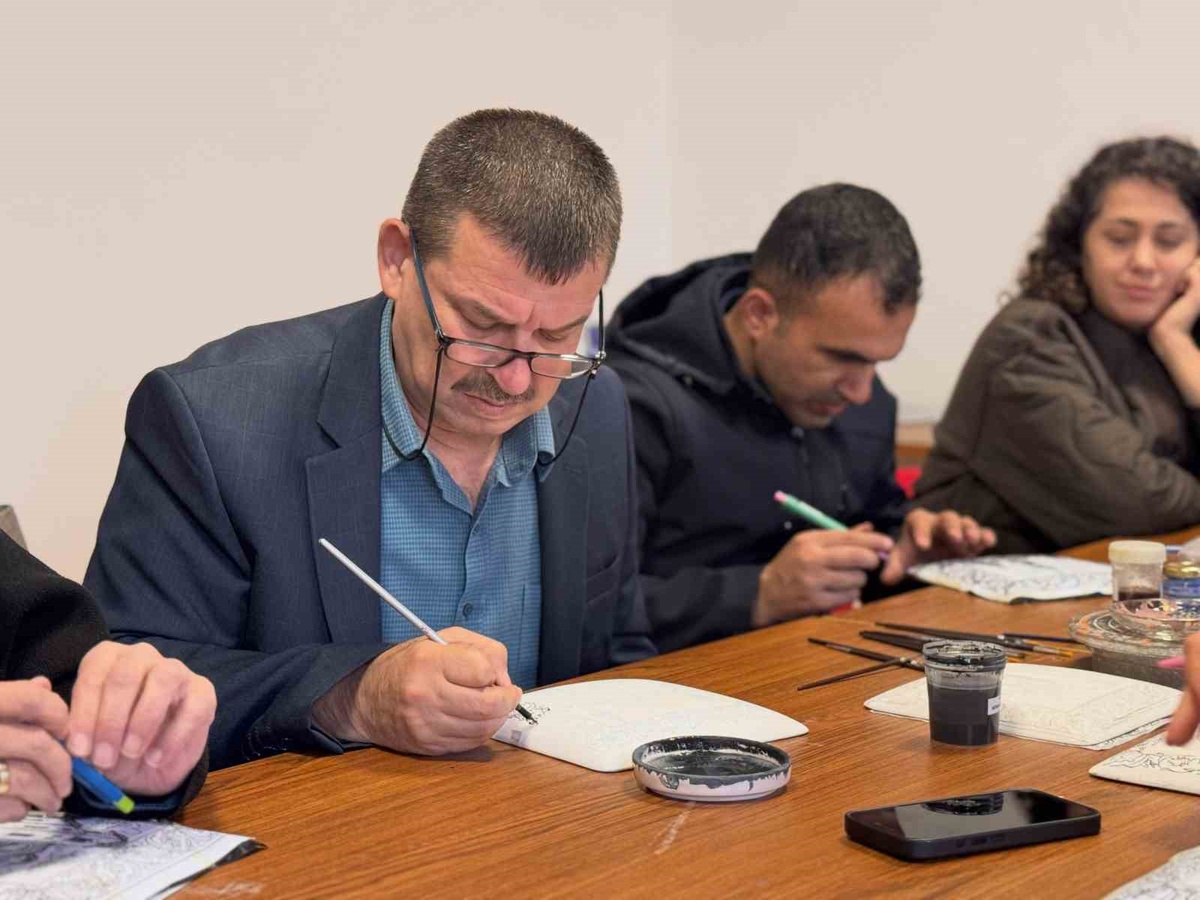Şehit yakınları ve gaziler çini sanatını yaşatıyor