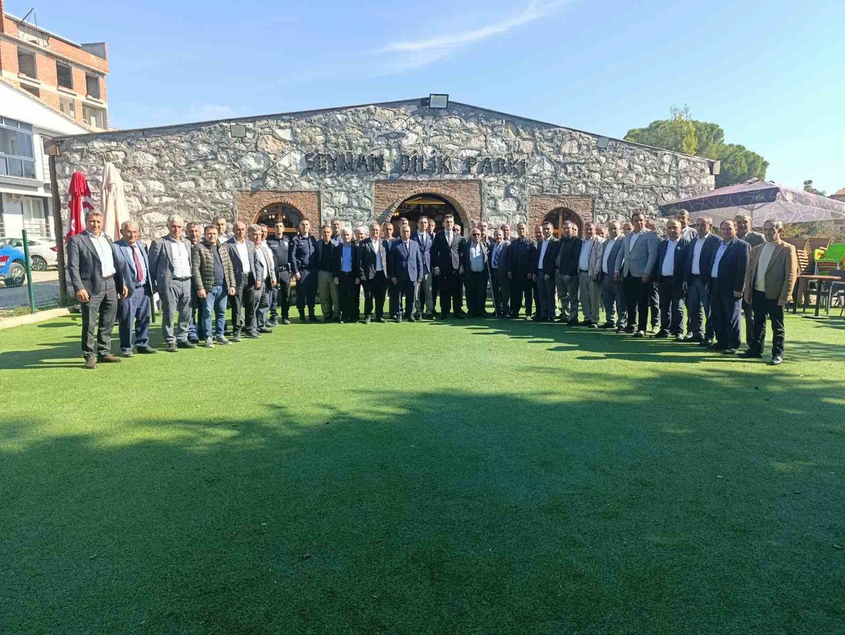 Selendi\'de Muhtarlar Günü çelenk sunumu ve kahvaltı programıyla kutlandı
