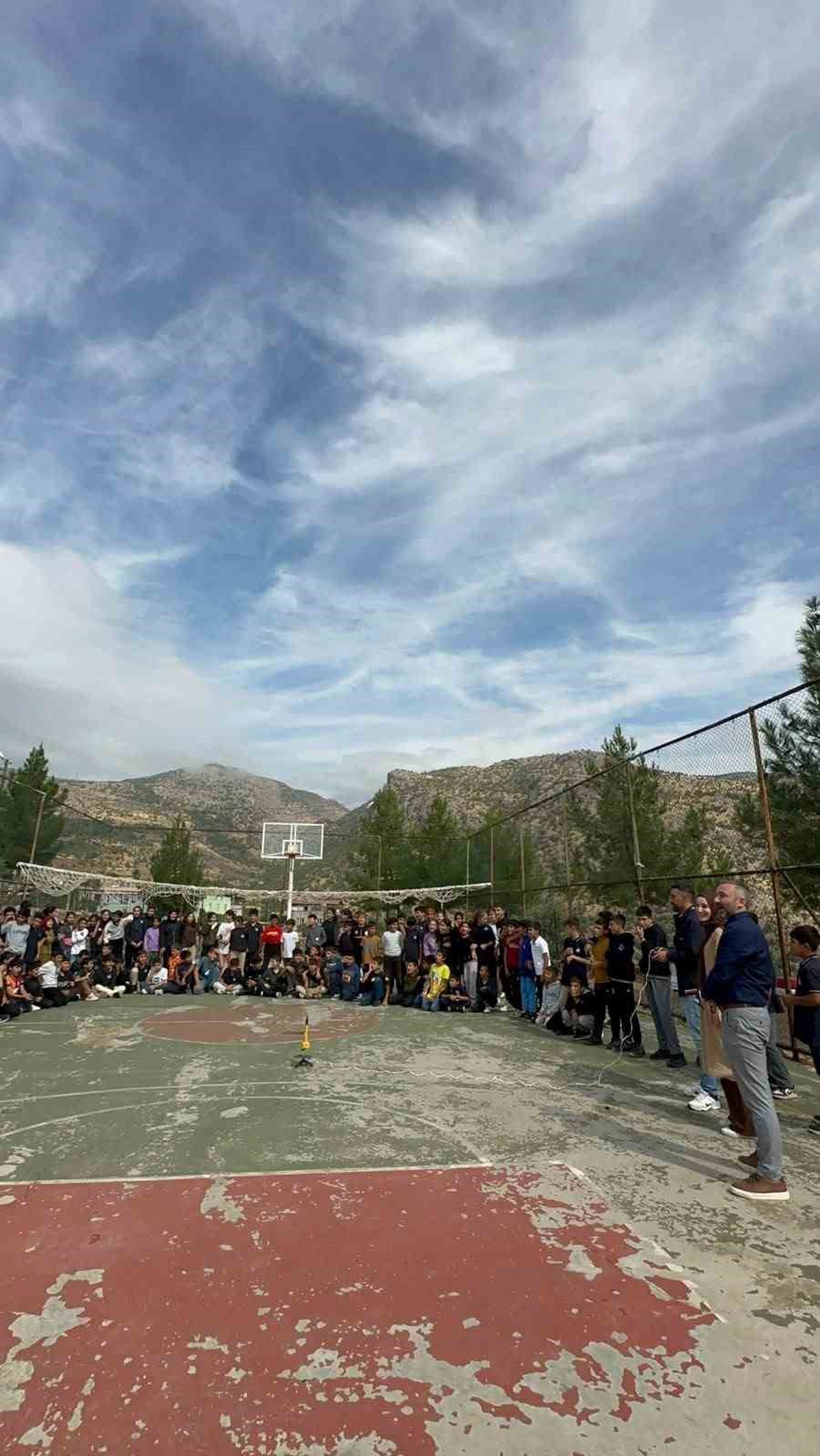 Siirt\'te 7. sınıf öğrencileri geri dönüştürülebilir malzemelerden su roketi fırlattı