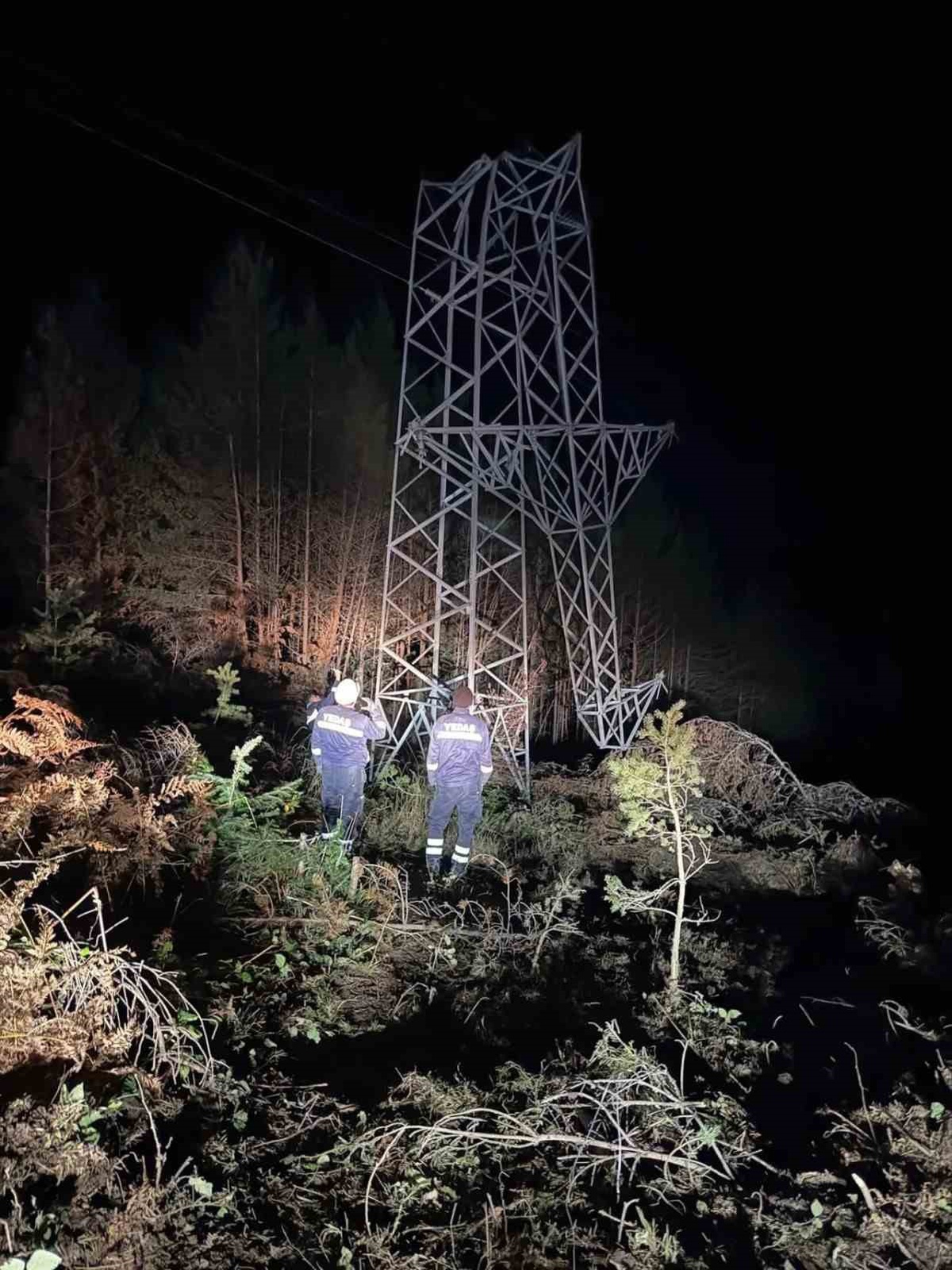Sinop\'ta fırtına kaynaklı elektrik arızalarını YEDAŞ giderdi, kesinti kalmadı