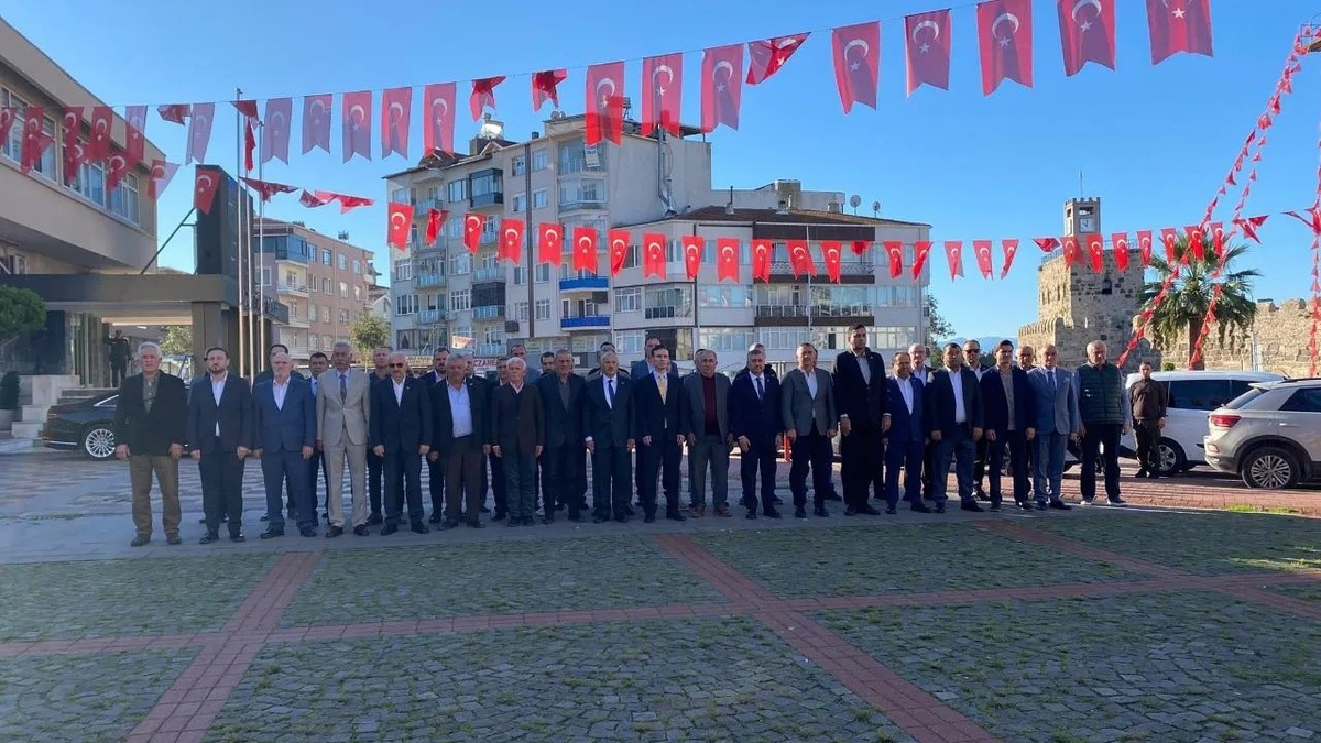 Sinop\'ta Muhtarlar Günü\'nde Atatürk Anıtı\'na dernek çelengi sunuldu