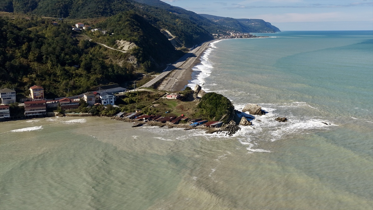 Sinop Türkeli\'de sağanak sonrası balçık Karadeniz\'in rengini kahverengiye döndürdü
