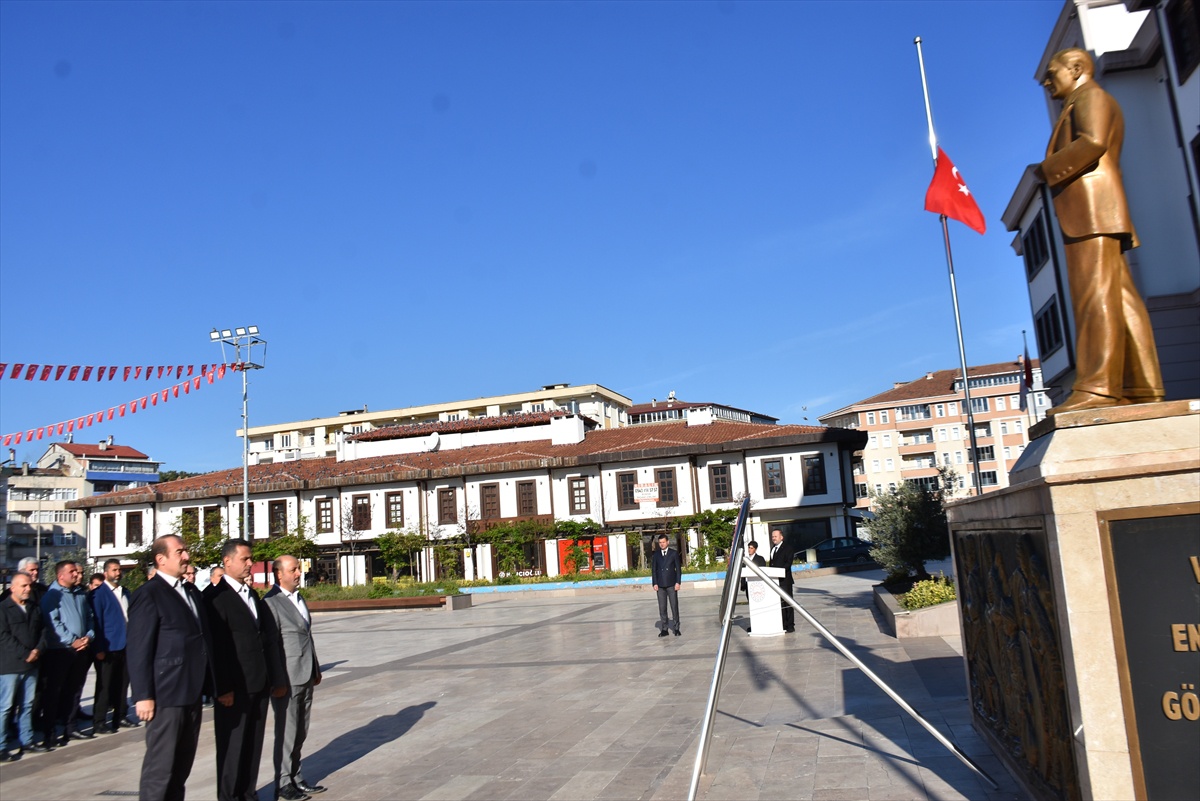 Sinop\'ta muhtarlar Atatürk Anıtı\'na çelenk sunarak Muhtarlar Günü\'nü kutladı