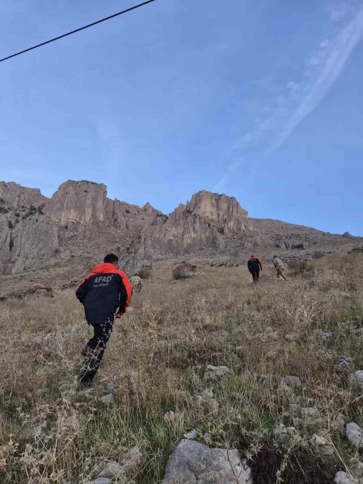 Şırnak\'ta kayıp işitme engelli genç, gece süren aramada mağarada sağ bulundu