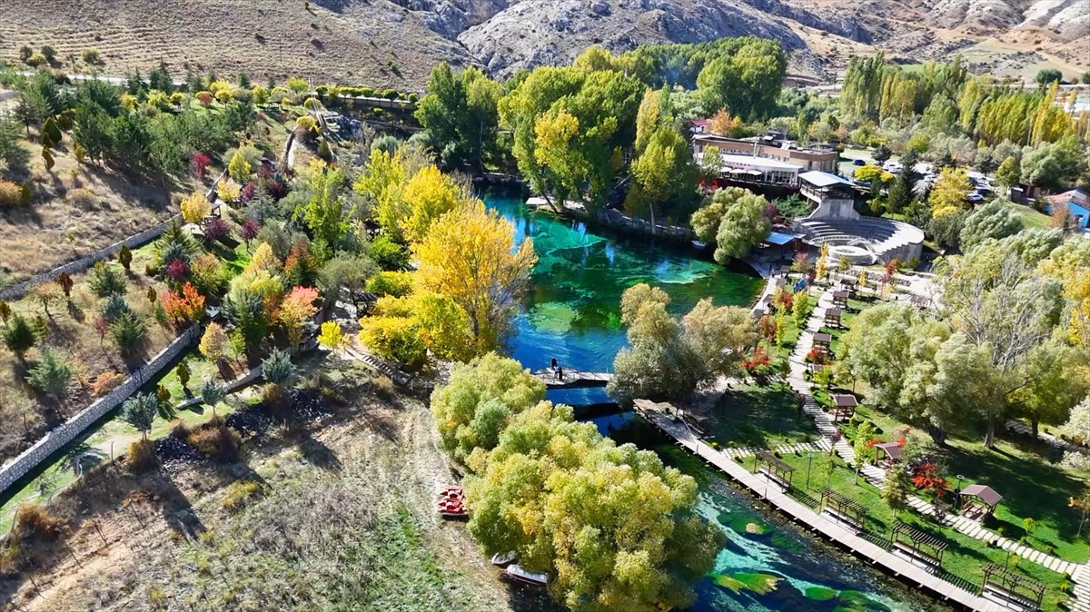 Sivas\'taki Gökpınar Gölü sonbaharda fotoğraf tutkunlarına görsel şölen sunuyor