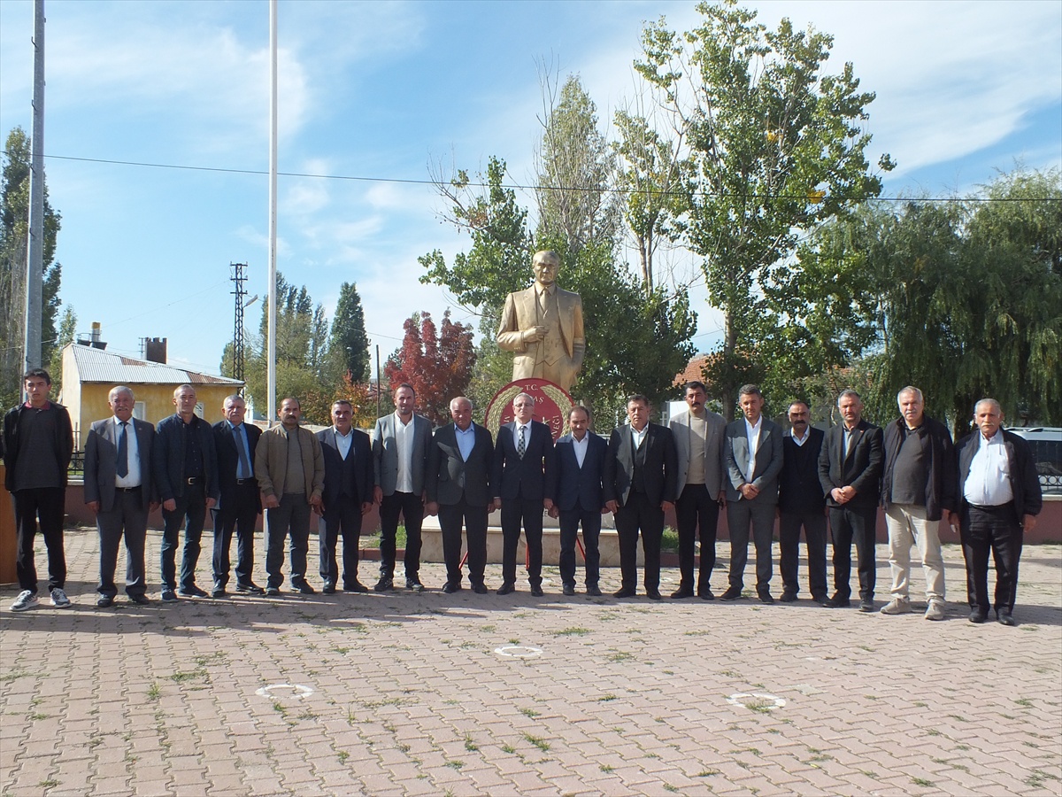Ulaş Kaymakamı Avcı, Muhtarlar Günü\'nde muhtarlara teşekkür belgesi verdi