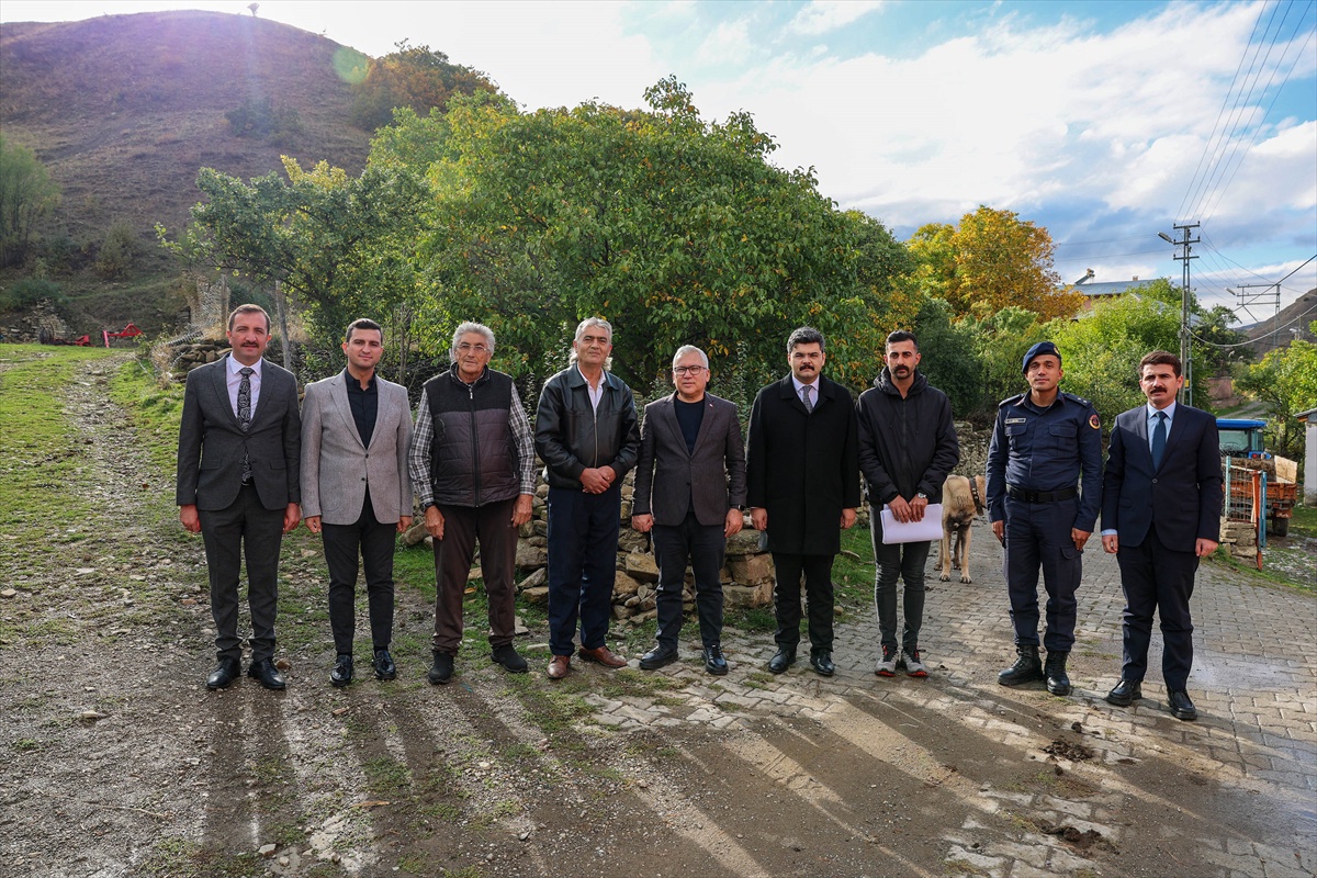 Sivas Valisi Şimşek, İmranlı\'da köylülerin taleplerini dinleyip esnafı ziyaret etti