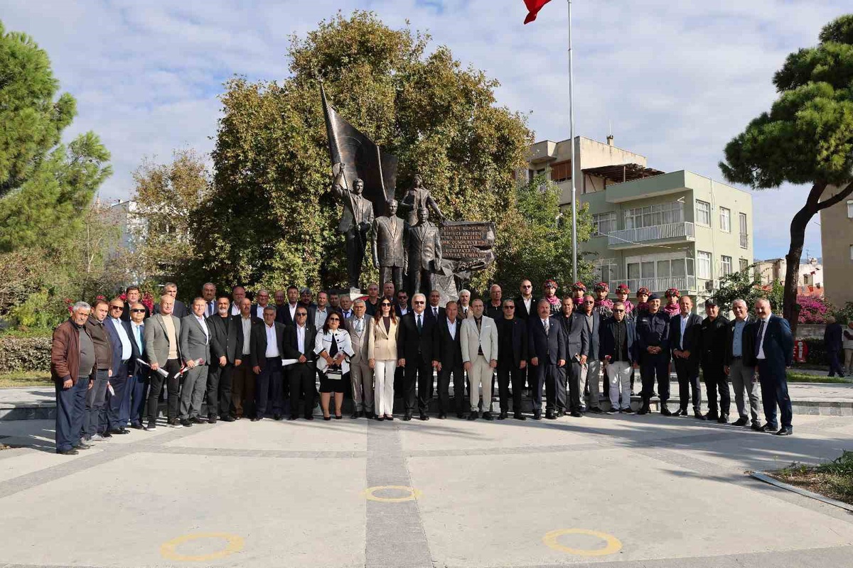 Söke\'de Muhtarlar Günü dolayısıyla Cumhuriyet Meydanı\'nda tören düzenlendi
