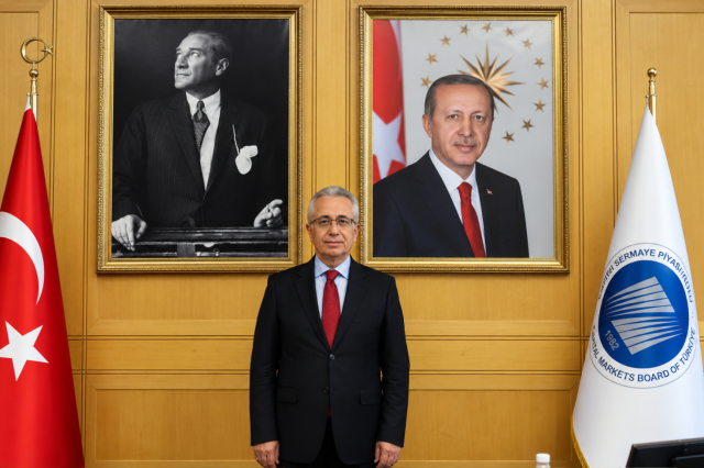 <a class='keyword-sd' href='/fon-krizi/' title='Fon krizi'>Fon krizi</a> sürerken SPK Başkanı Mahmut Sütçü istifa etti